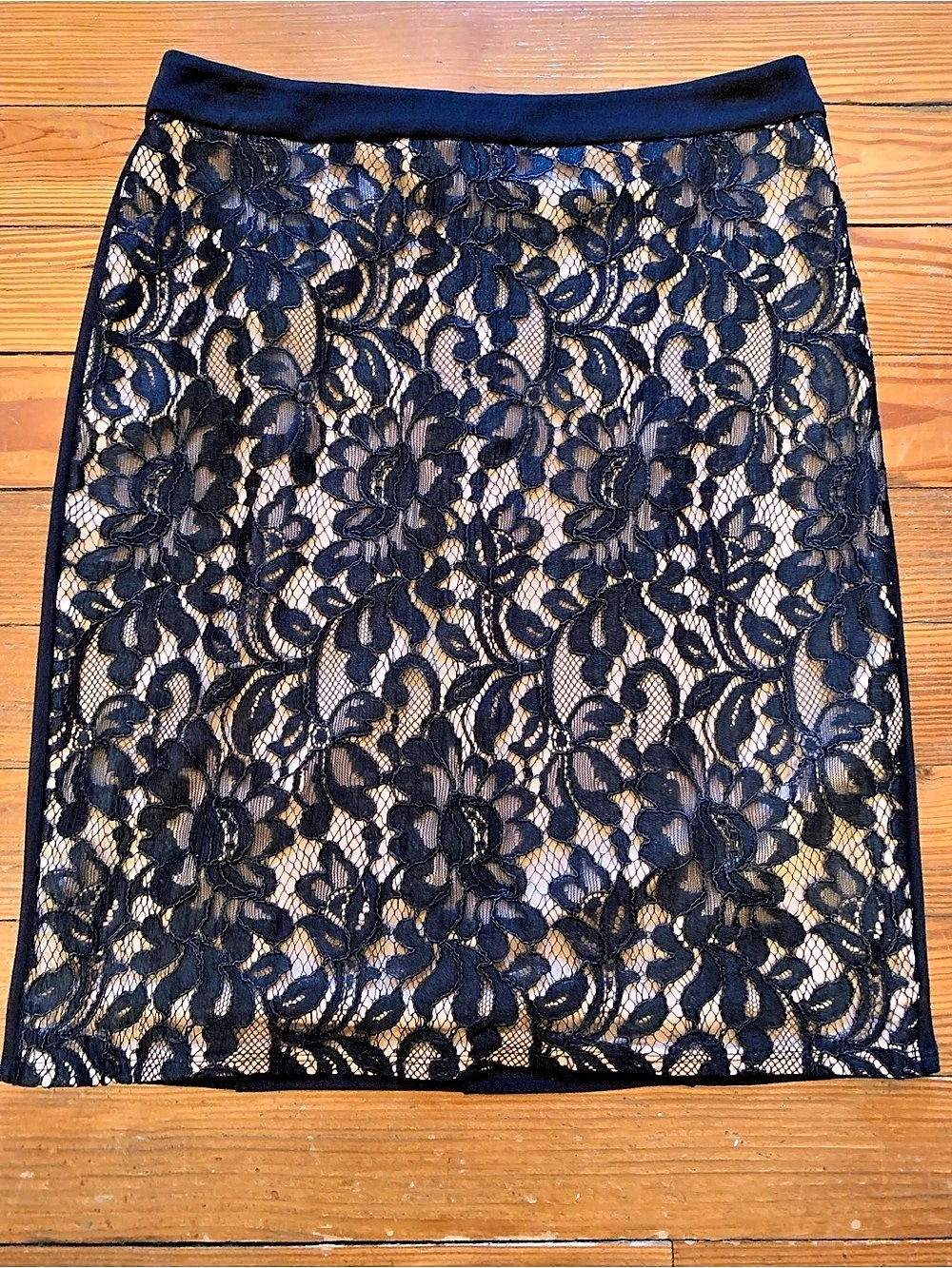Bebe Floral Lace Pencil Skirt Black Size Medium NWT!